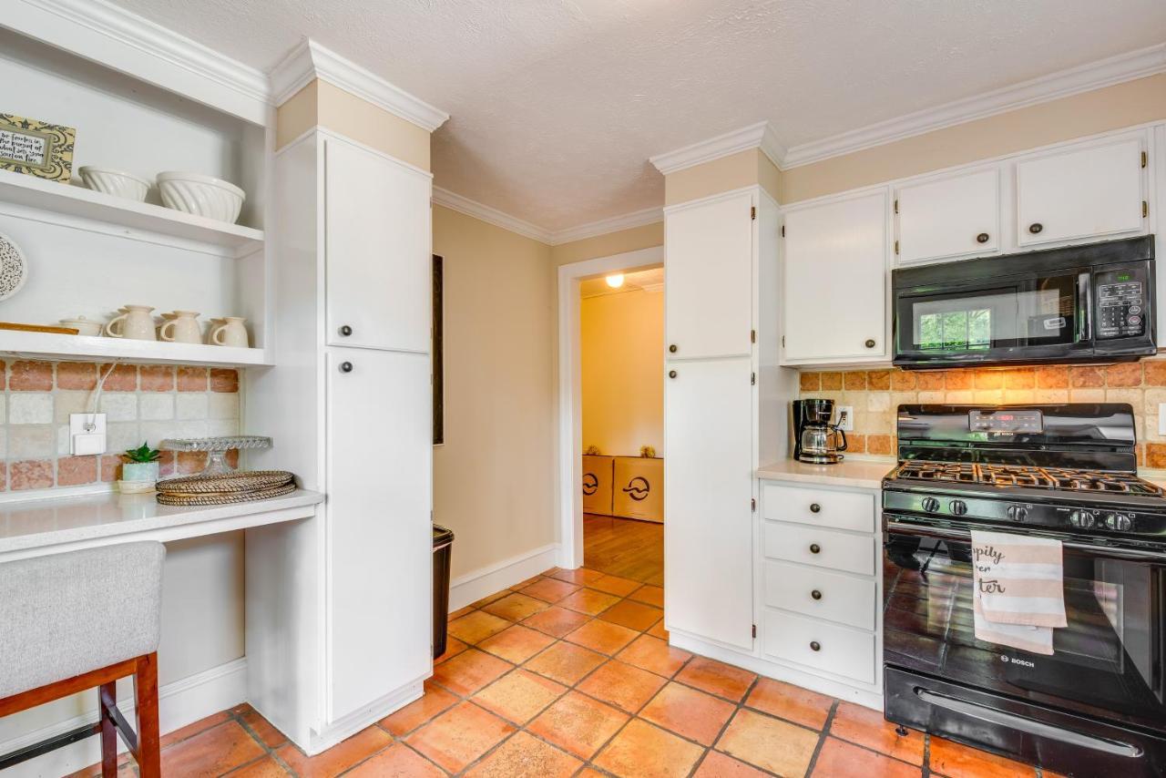 Chic Retreat With Patio And Outdoor Dining! Vakantiehuis